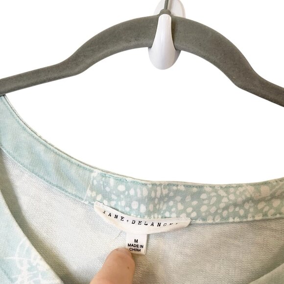 Jane & Delancey Top Tiger Print Boxy T-Shirt Cats Button Side Light Blue White M - Picture 5 of 6